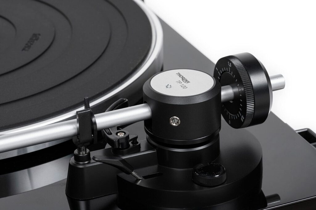 Проигрыватель винила Thorens TD 204 Black High Gloss