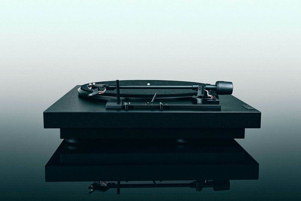 Проигрыватель винила Pro-Ject A1 (OM 10) Black