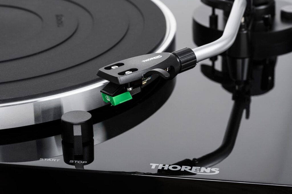 Проигрыватель винила Thorens TD 204 Black High Gloss