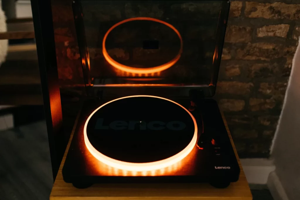 Виниловый проигрыватель Lenco LS-50LED BK