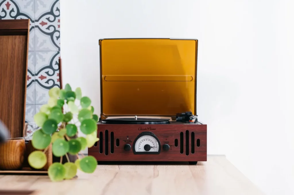Виниловый проигрыватель Lenco Classic Phono TT-43WA