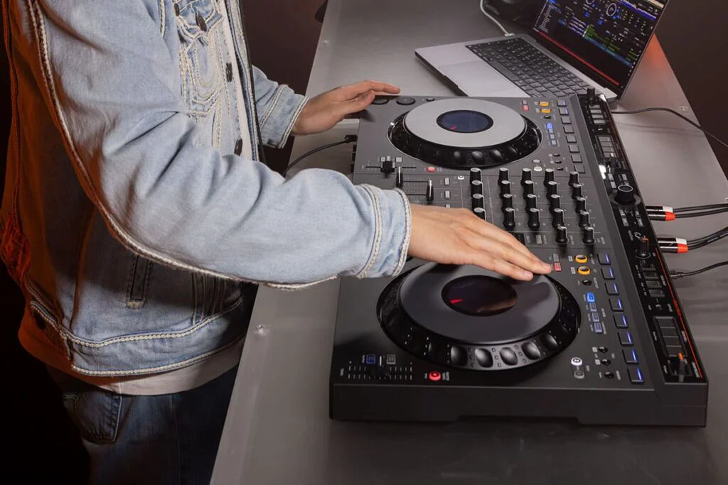 DJ-контроллер AlphaTheta DDJ-GRV6