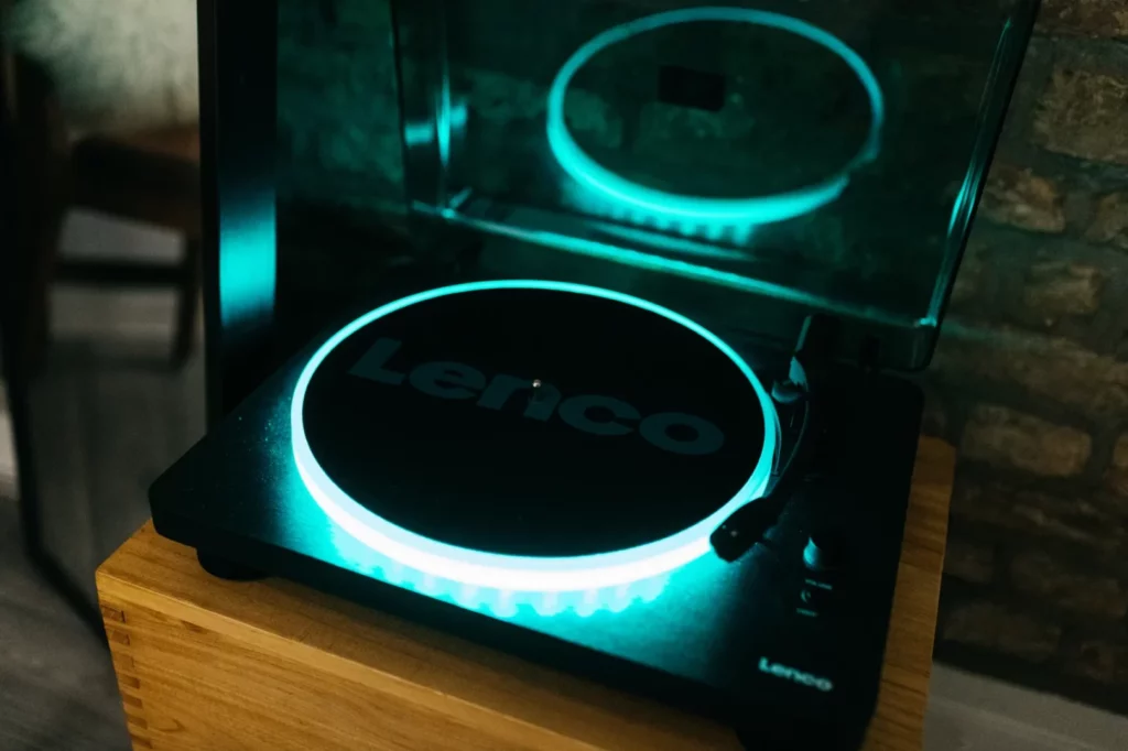 Виниловый проигрыватель Lenco LS-50LED BK