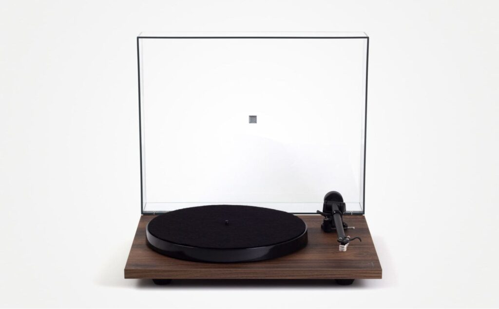 Проигрыватель винила Rega Planar 1 Plus Walnut