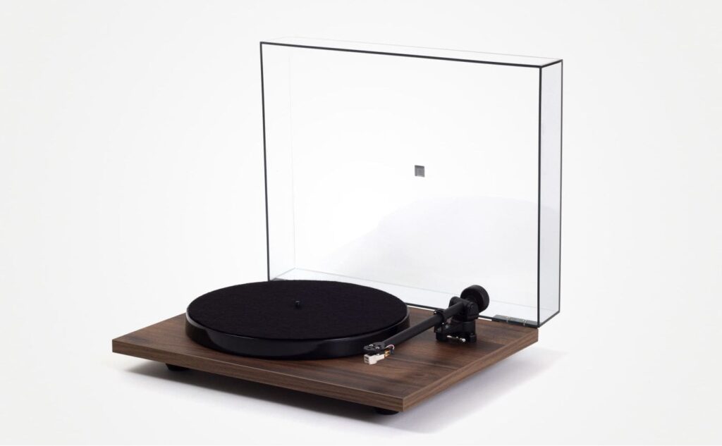 Проигрыватель винила Rega Planar 1 Plus Walnut
