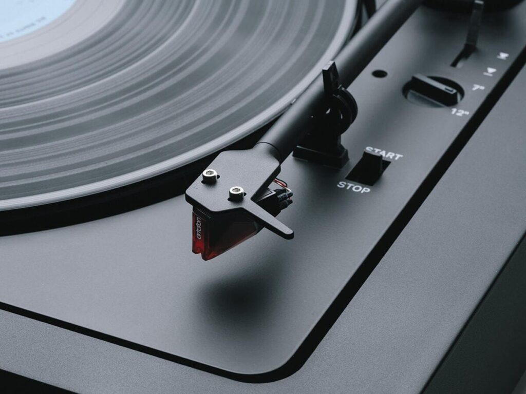 Проигрыватель винила Pro-Ject A2 (2M Red) Black