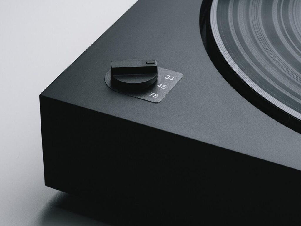 Проигрыватель винила Pro-Ject A2 (2M Red) Black