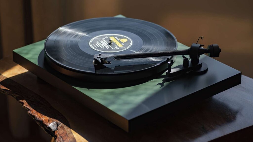 Проигрыватель винила Pro-Ject DEBUT CARBON EVO (2M Red) Satin Green