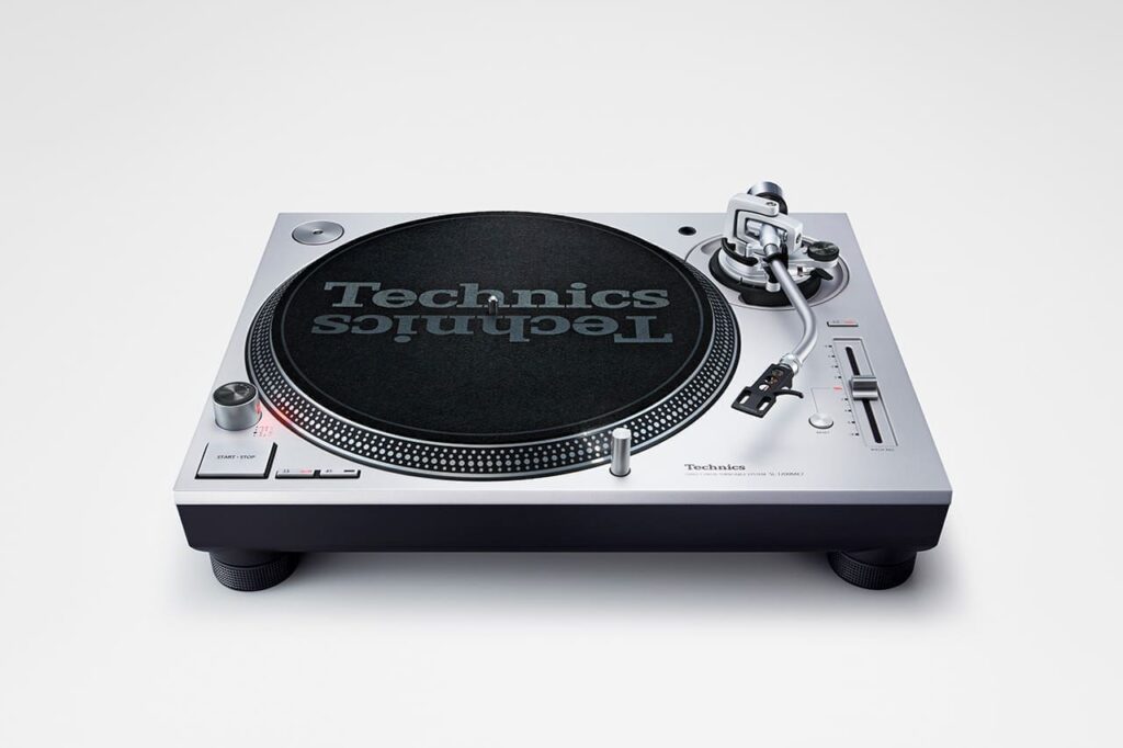 Виниловый проигрыватель Technics SL-1200 MK7